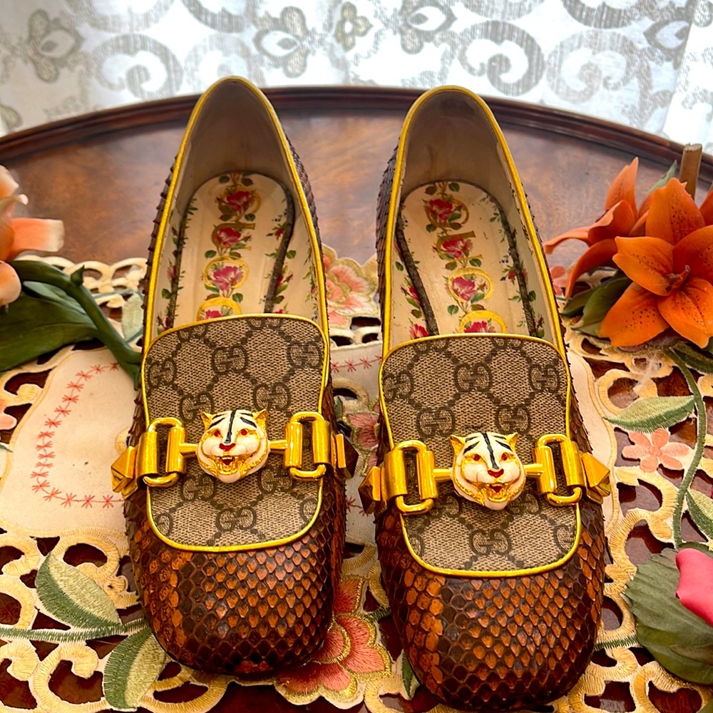 Beautiful Gucci Snake and Gold Hardware accents with Gucci logo monogram.